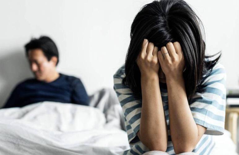 出轨媳妇和情人对男人哪个重要_媳妇出轨_出轨媳妇包里放避孕套啥意思